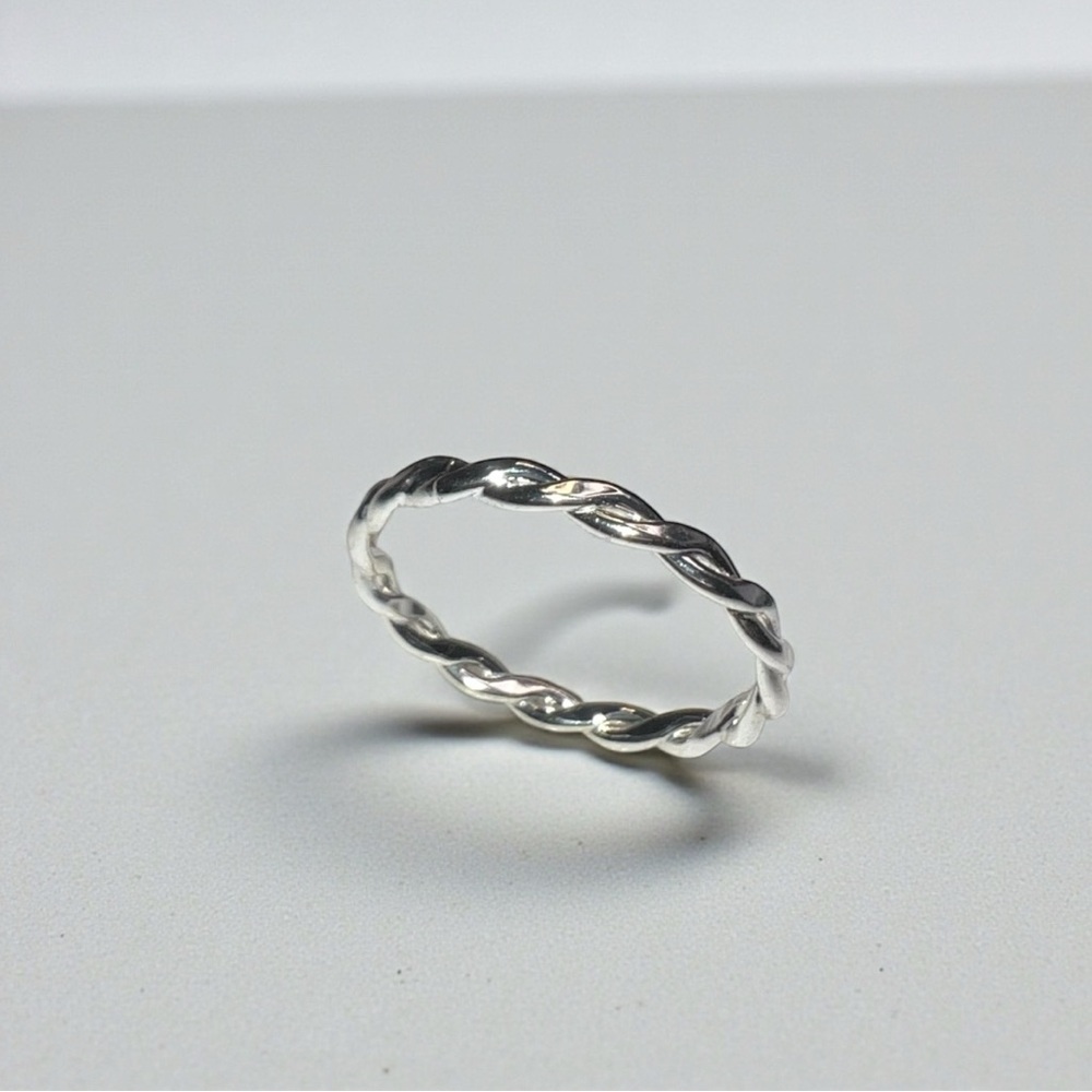 Elegant Silver Twisted Band Ring